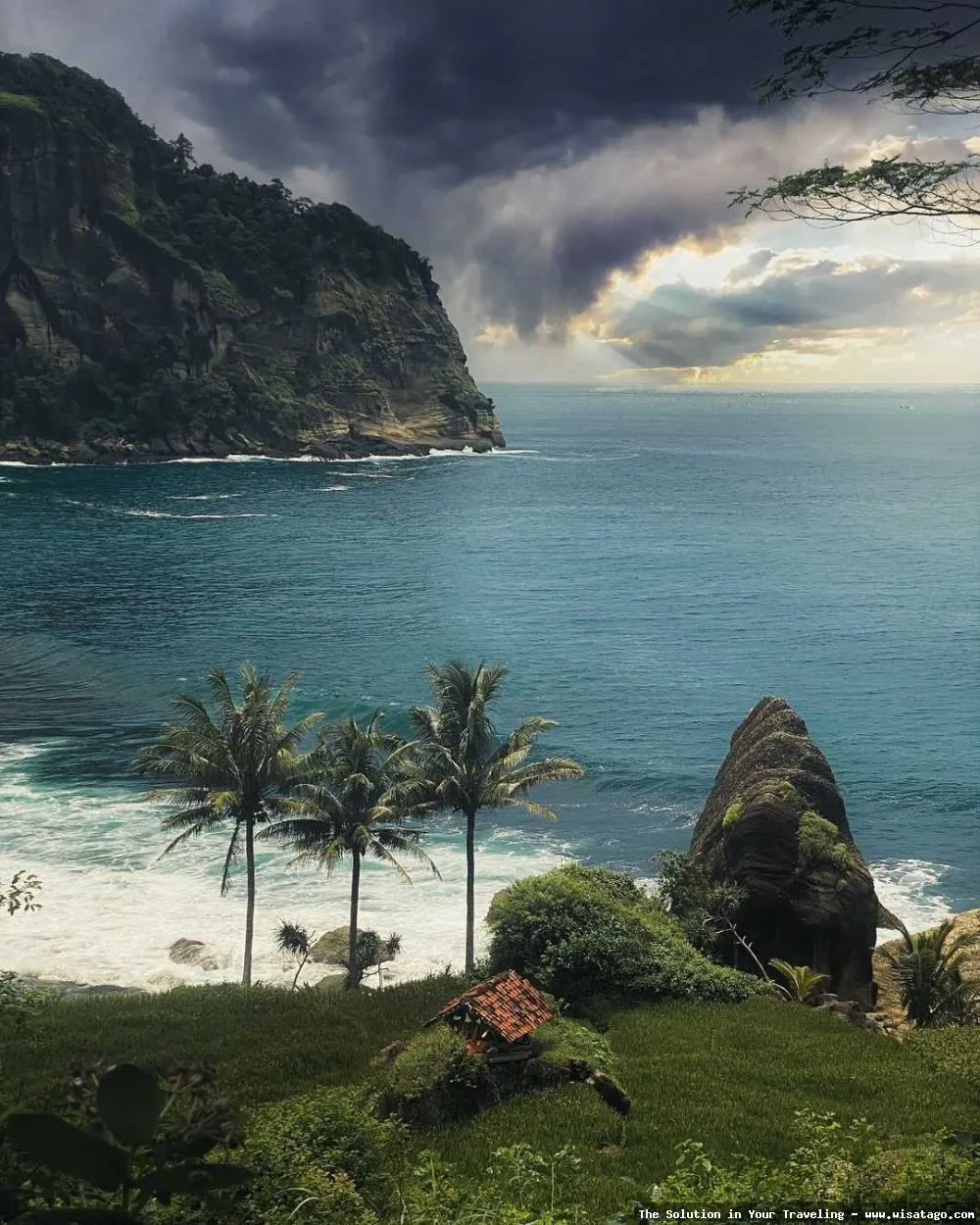 Pantai Pangasan: keindahan alam Pacitan