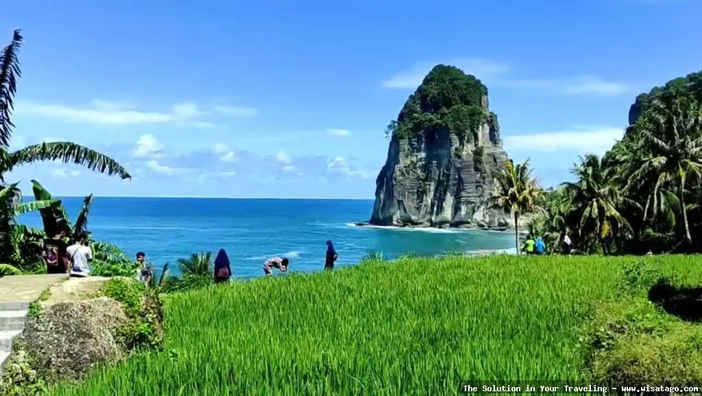 Pantai Pangasan, keindahan alam Pacitan