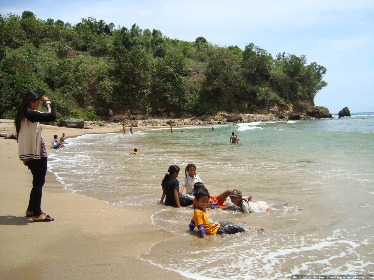 Pantai Pangi: keindahan alam memukau