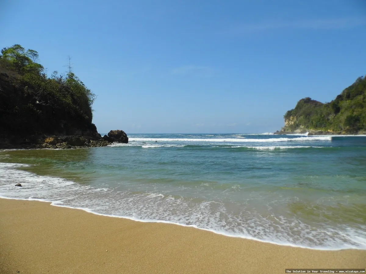 Pantai Pangi Blitar yang memesona.