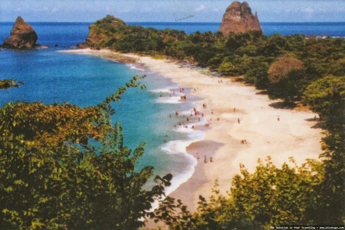 Pantai Papuma Jember, keindahan alami.