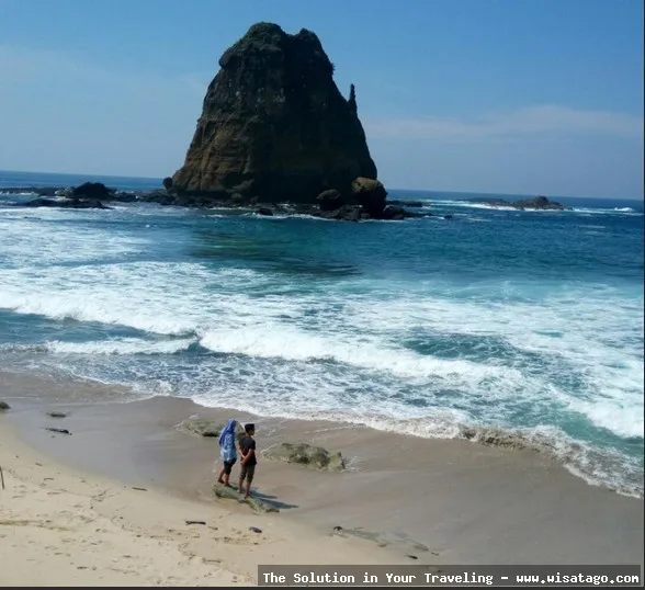 Pantai Papuma Jember berpasir putih indah