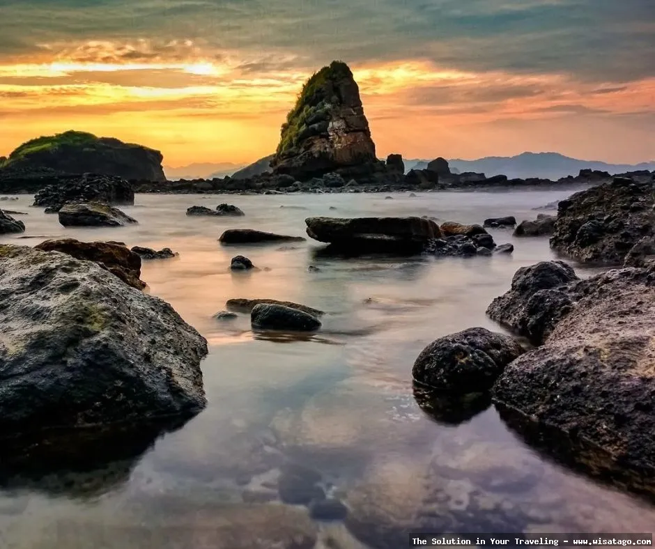 Pantai Papuma Jember yang menawan.