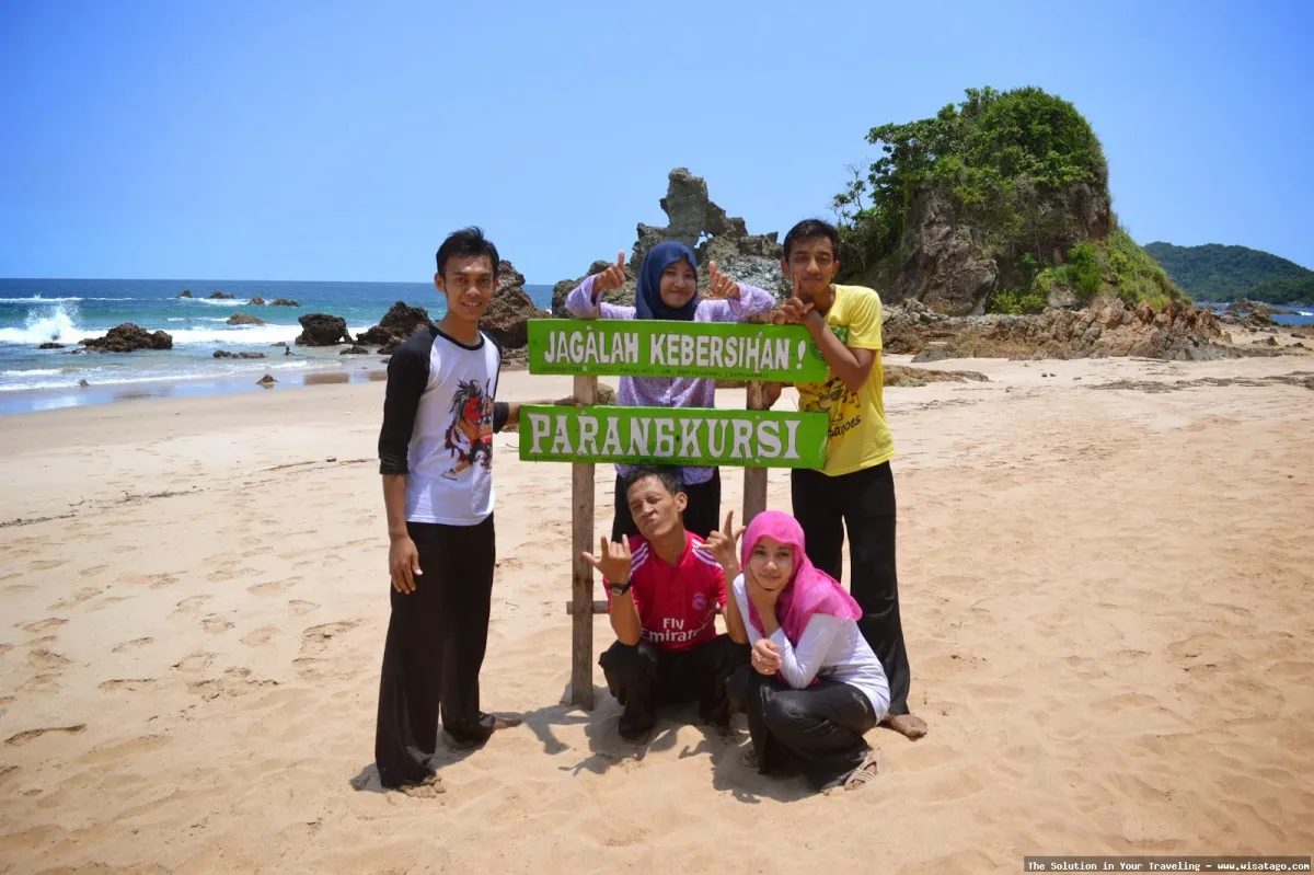 Pantai Parang Kursi: tebing karang eksotis
