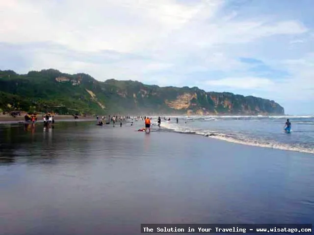 Pantai Parangkusumo: hamparan pasir luas.