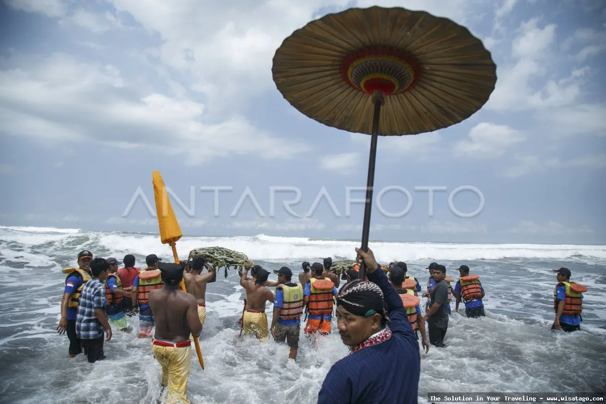 Pantai Parangkusumo: hamparan pasir luas.