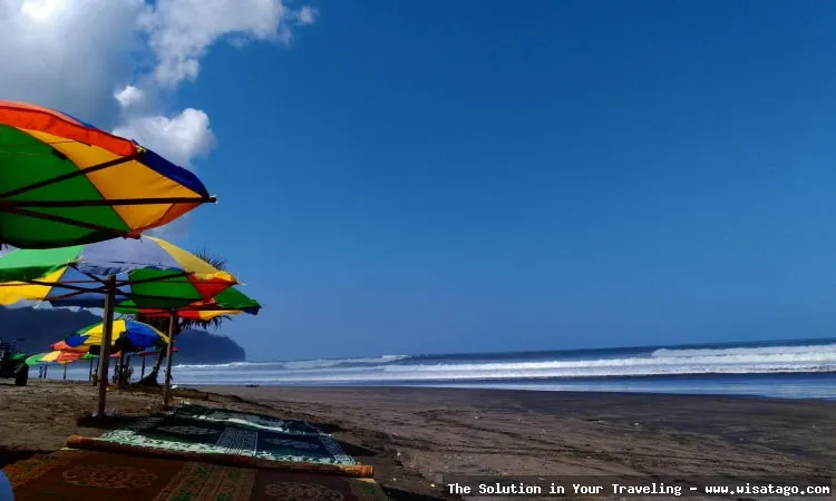 Pantai Parangkusumo: hamparan pasir luas.