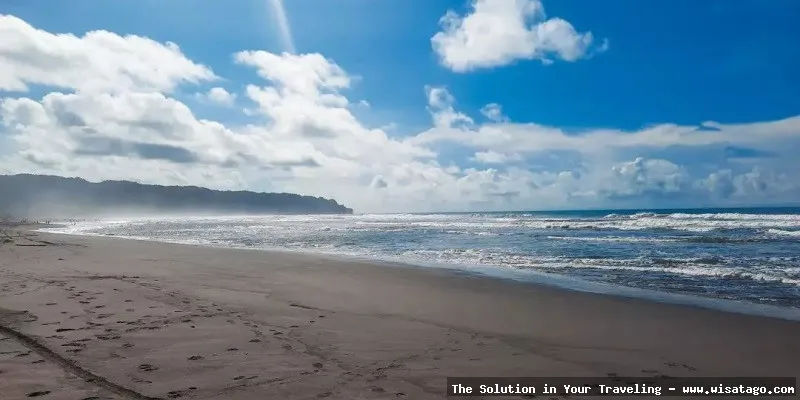 Pantai Parangkusumo, hamparan pasir luas.