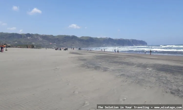 Pantai Parangkusumo, hamparan pasir luas.