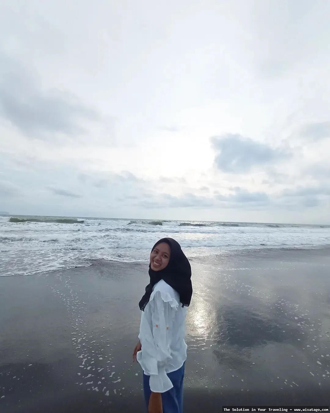 Pantai Paseban dengan ombak tenang.