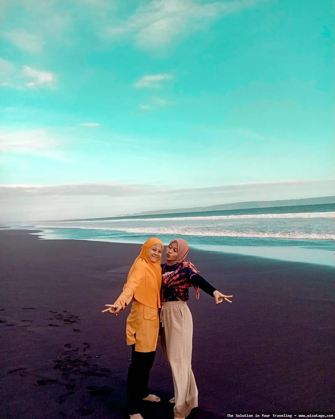 Pantai Paseban dengan ombak tenang.