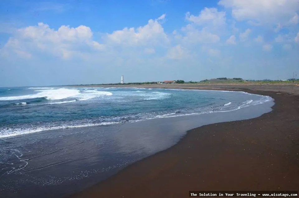 Pantai Paseban dengan ombak memukau