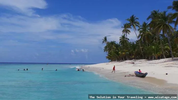 Pantai Pasir Manang yang indah memesona
