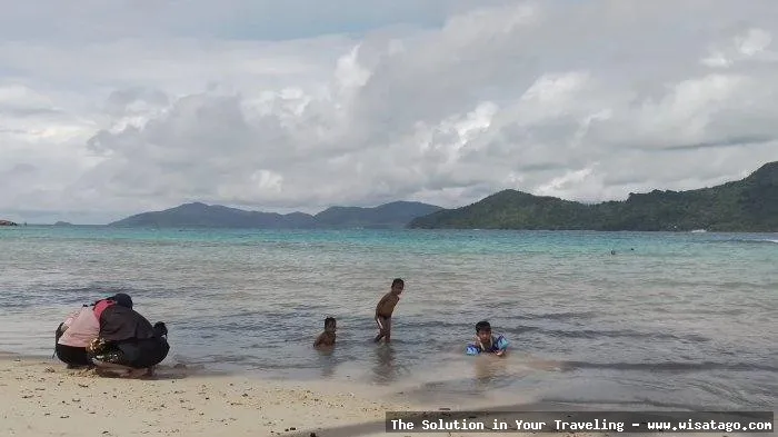 Pantai Pasir Manang yang indah mempesona