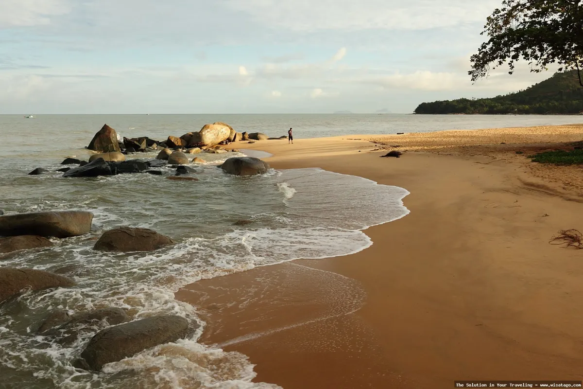 Pantai Pasir Panjang yang memukau alami.