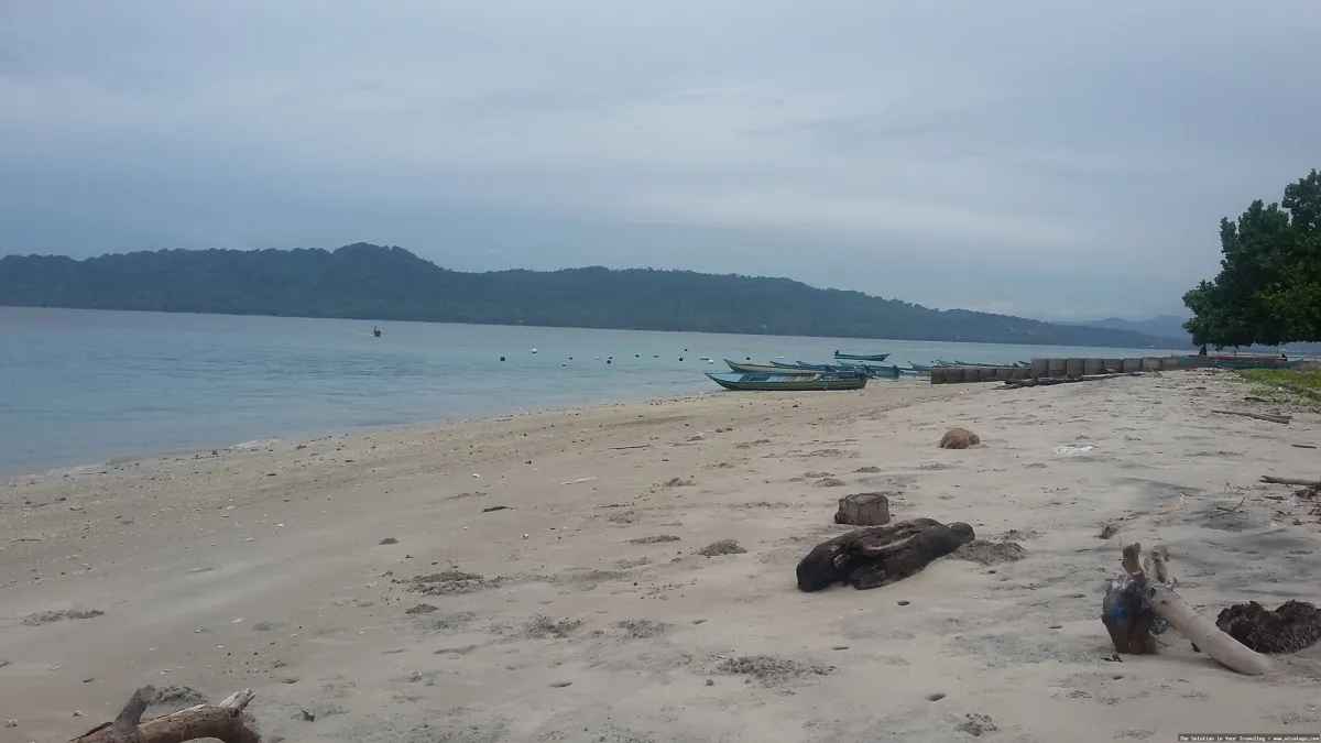 Pantai Pasir Panjang dengan panorama indah