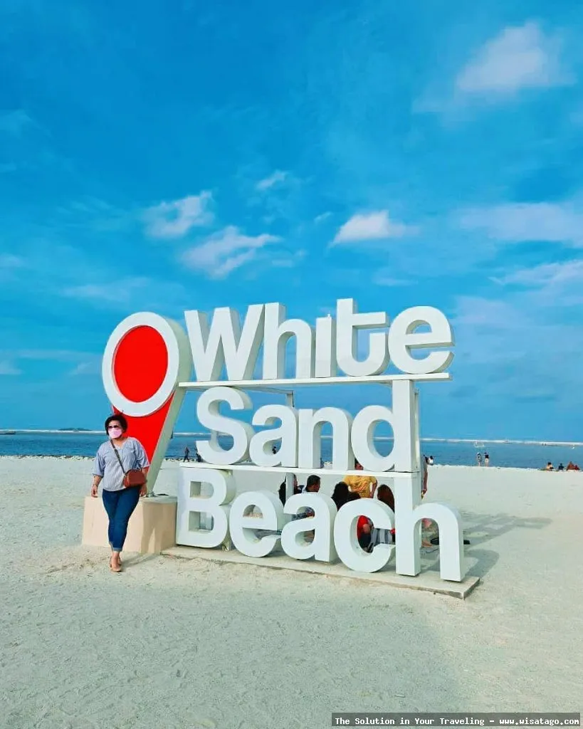 Pantai Pasir Putih dengan ombak tenang