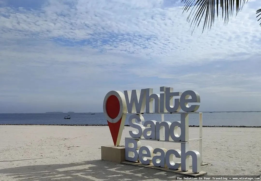 Pantai Pasir Putih dengan ombak tenang