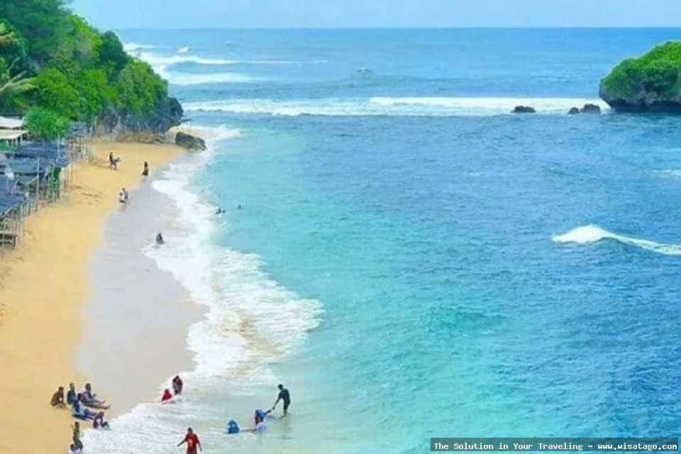 Pantai Pasir Putih yang mempesona.
