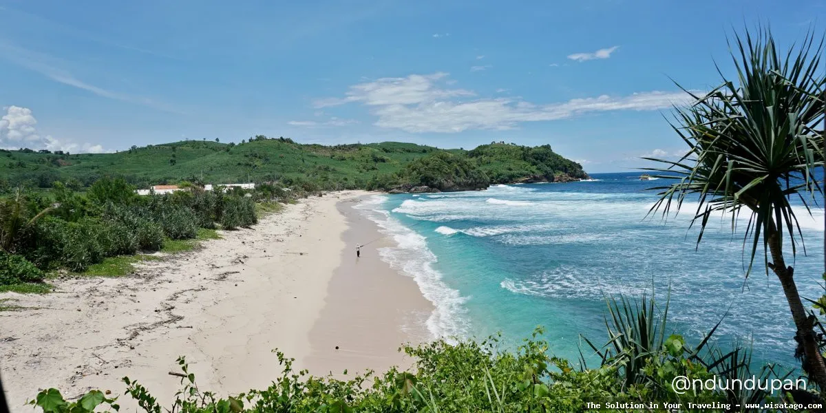 Pantai Pasir Putih indah mempesona alami