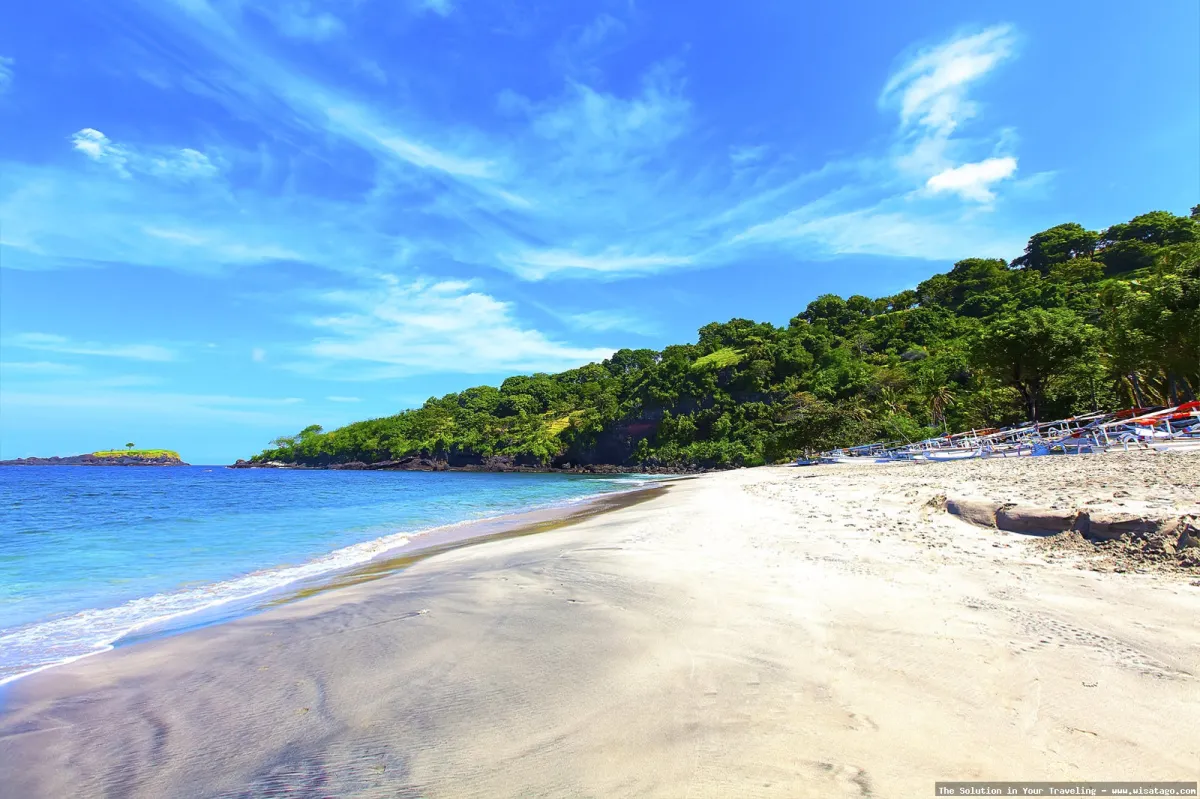 Pantai Pasir Putih indah mempesona.