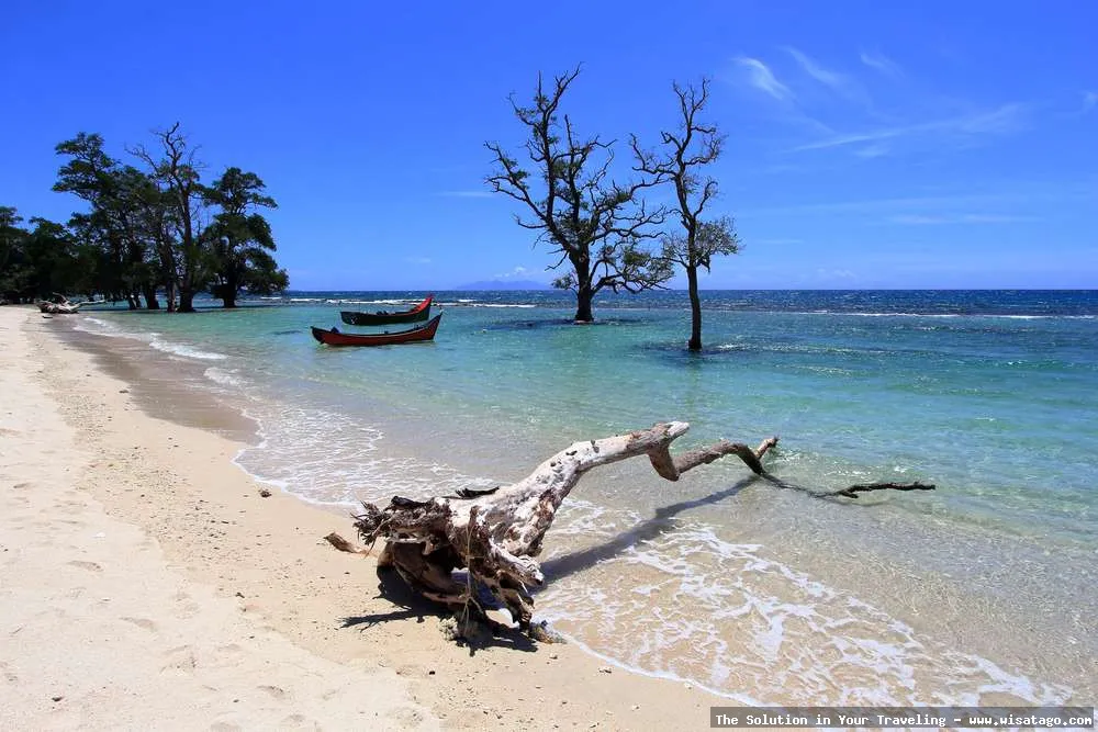 Pantai Pasir Setumpuk dengan pemandangan indah