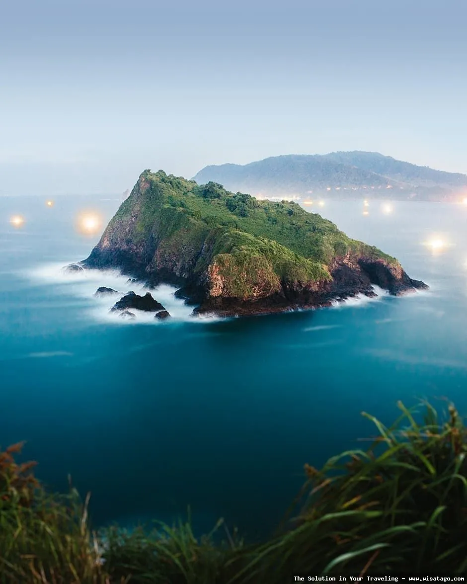Pantai Payangan, keindahan alam menawan.