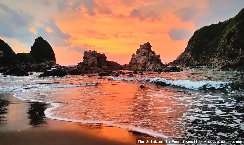 Pantai Payangan Jember, keindahan alami.