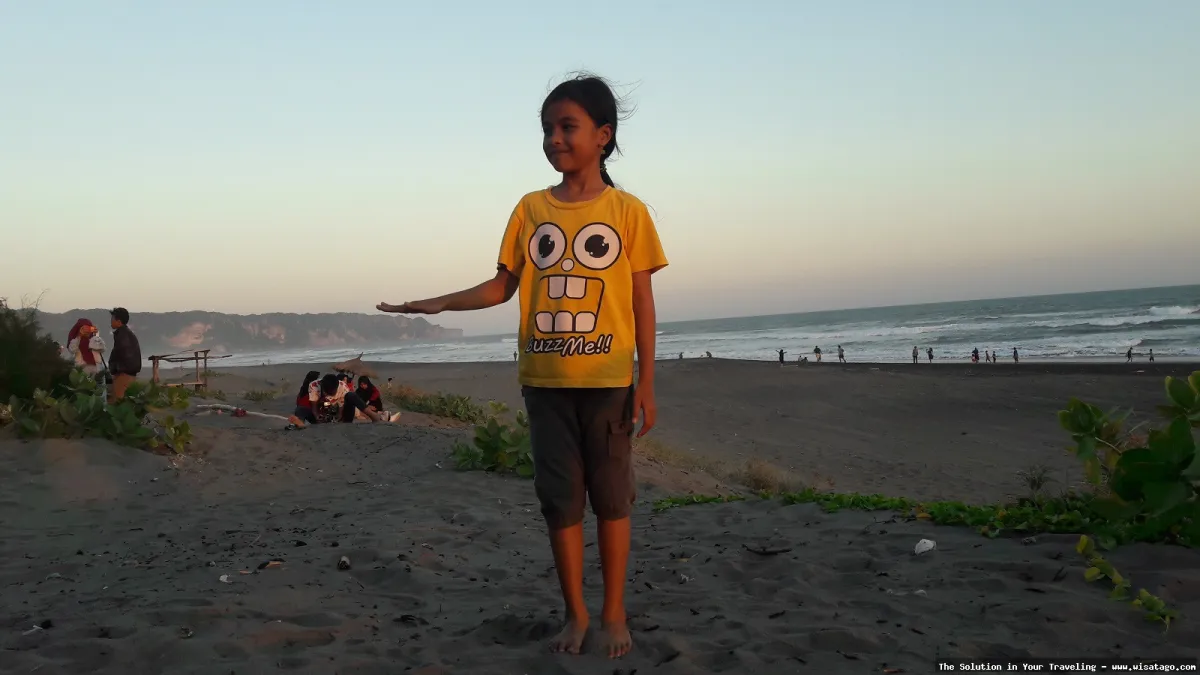 Pantai Pelangi dengan pasir berwarna-warni