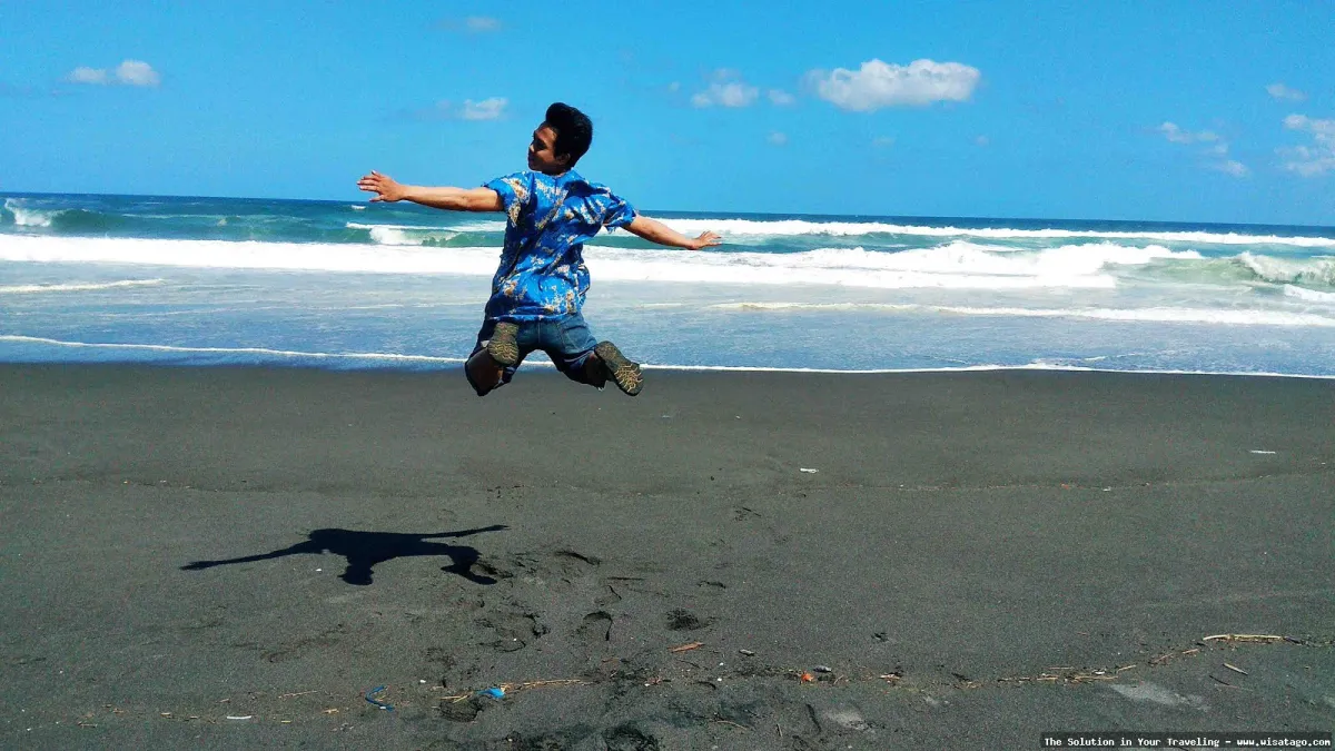 Pantai Pelangi dengan pasir berwarna-warni