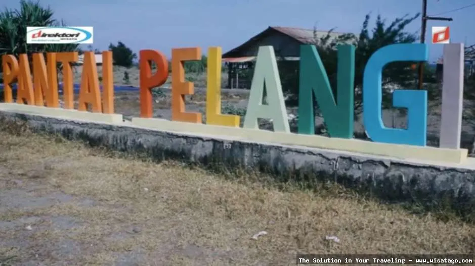 Pantai Pelangi dengan pasir berwarna-warni