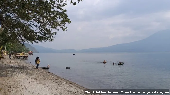 Pantai Pelangi dengan pasir berwarna-warni