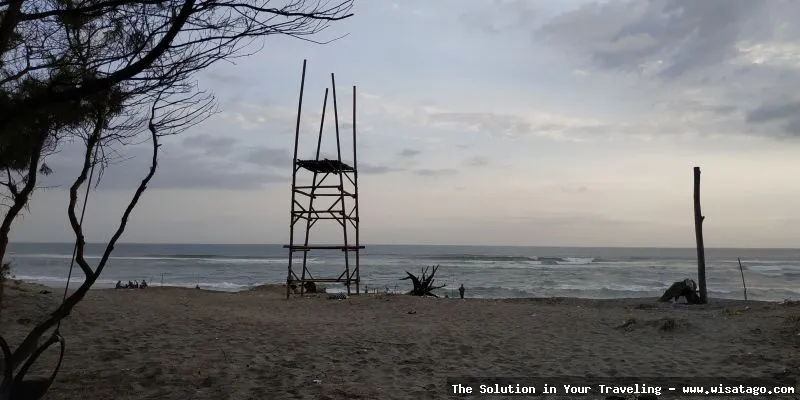 Pantai Pelangi dengan pasir berwarna-warni