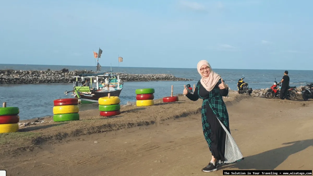 Pantai Pelangi dengan pasir berwarna-warni