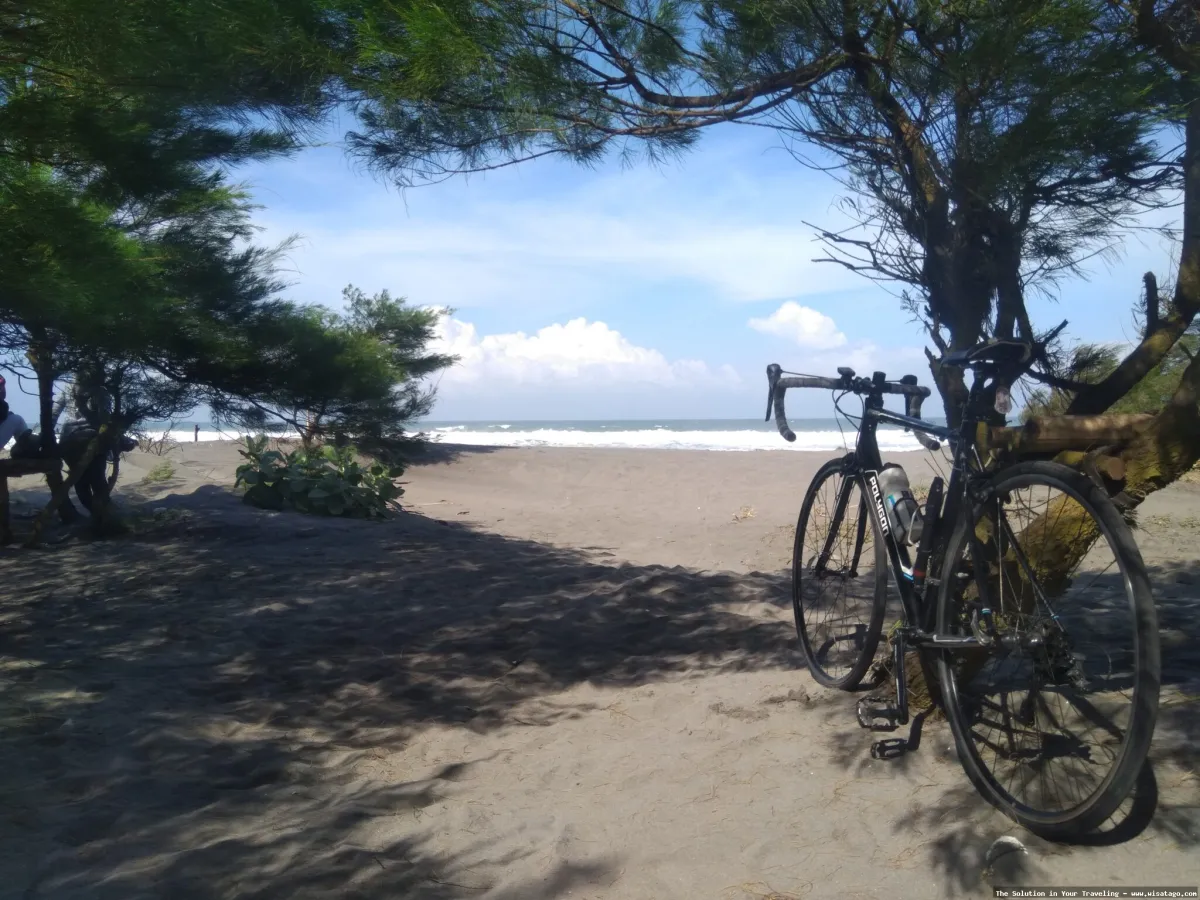 Pantai Pelangi dengan pasir berwarna-warni