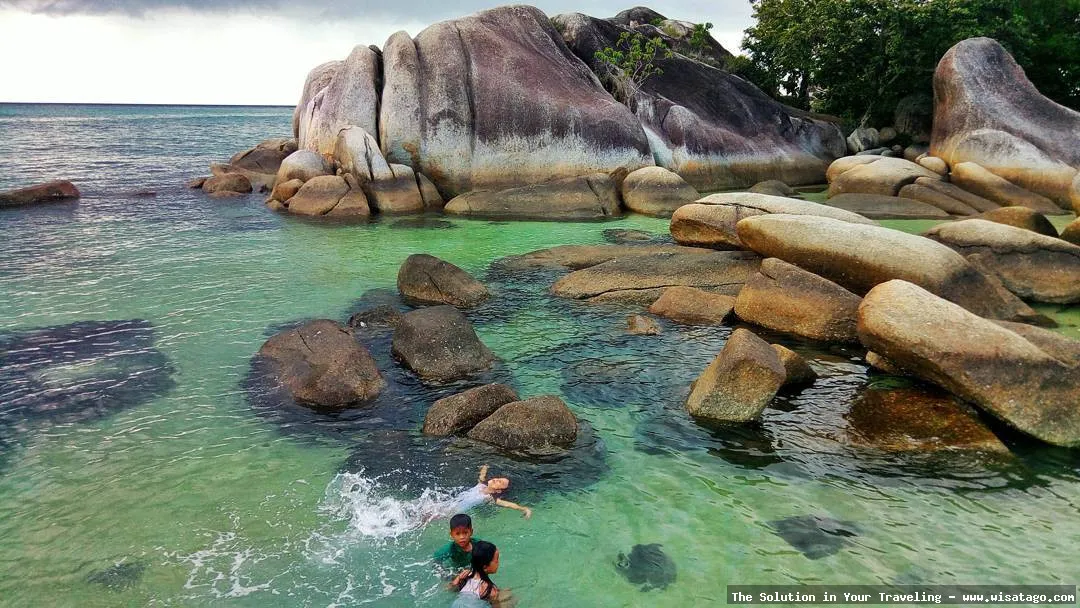 Pantai Pelangi dengan pasir berwarna-warni