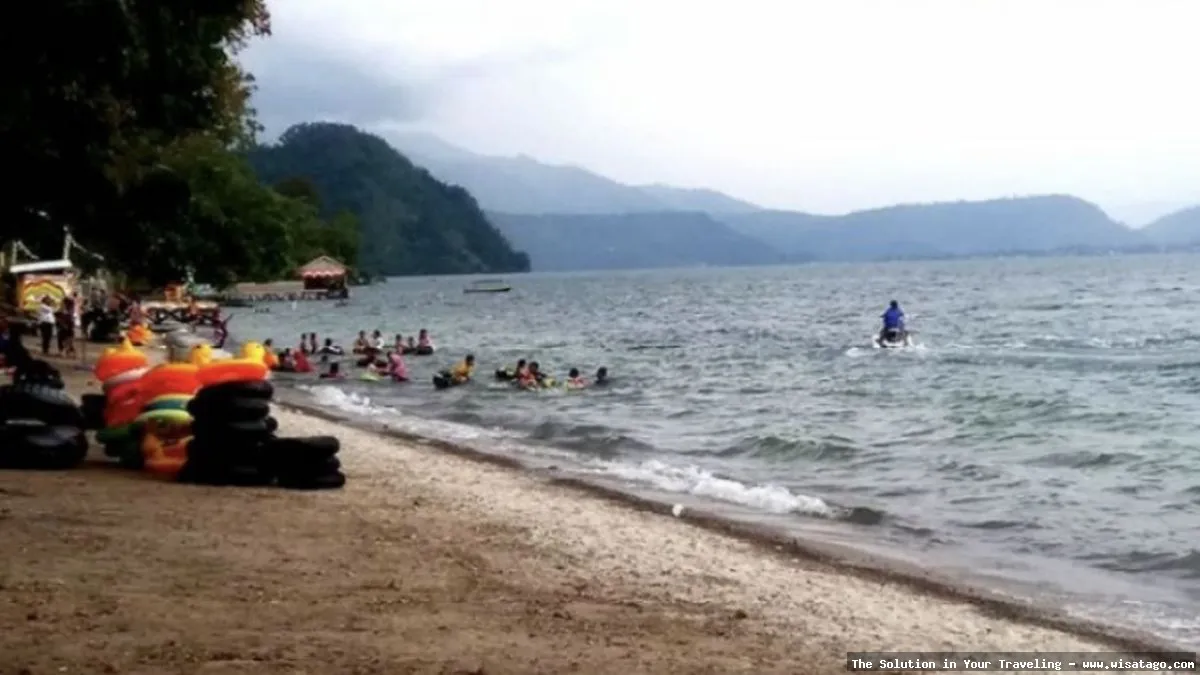 Pantai Pelangi dengan pasir berwarna-warni