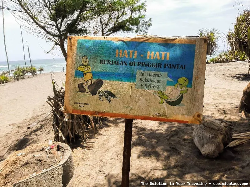 Pantai Pelangi dengan pasir berwarna-warni