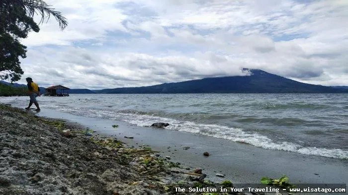 Pantai Pelangi dengan pasir berwarna-warni