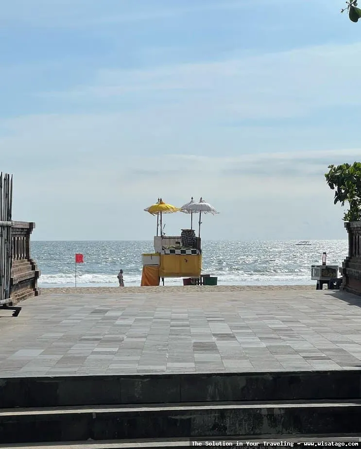 Pantai Petitenget: pasir dan ombak tenang