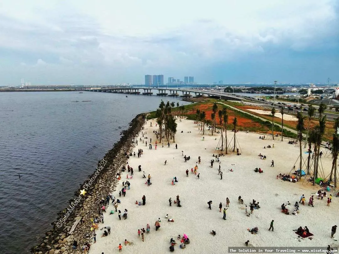 Pantai Pik 2 yang menawan.