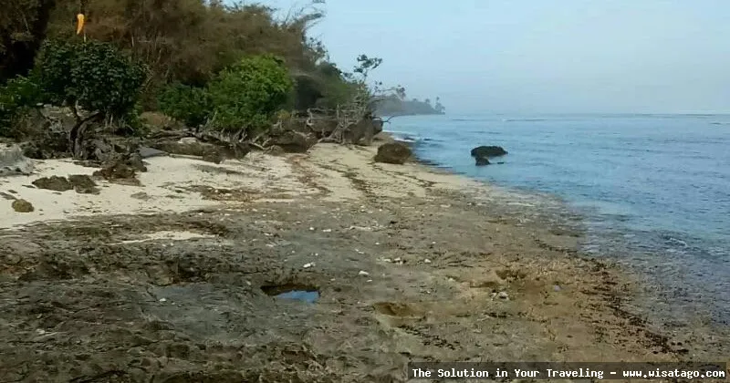 Pantai Plengkung, ombaknya menantang peselancar.