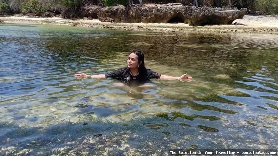 Pantai Plengkung, ombak menantang peselancar