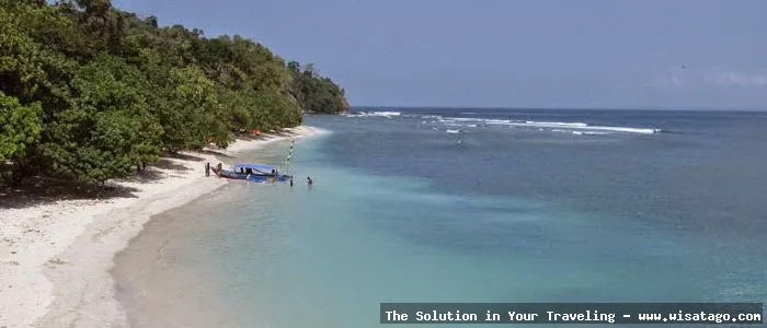 Pantai Plengkung, ombak menantang peselancar
