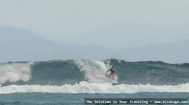 Pantai Plengkung: ombak menantang peselancar