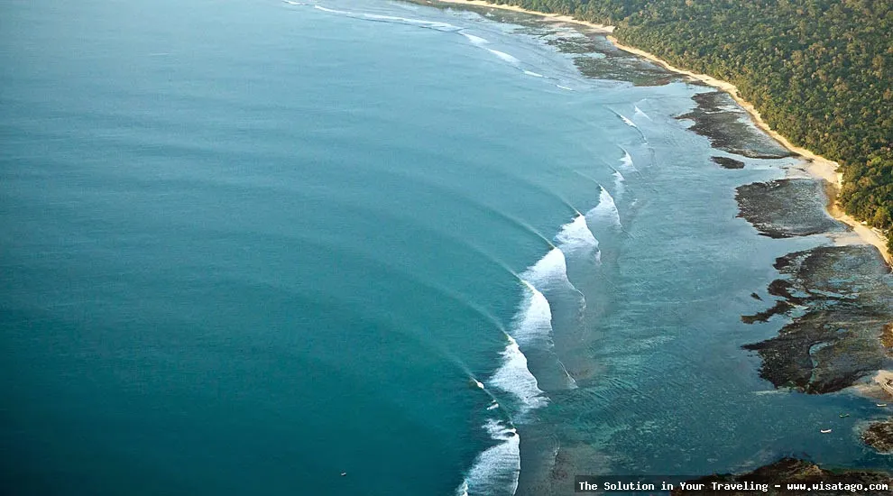 Pantai Plengkung, ombak menantang peselancar