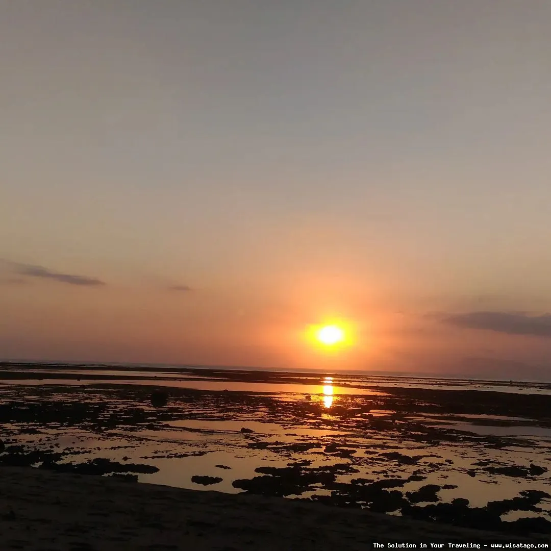 Pantai Plengkung, ombak menantang peselancar