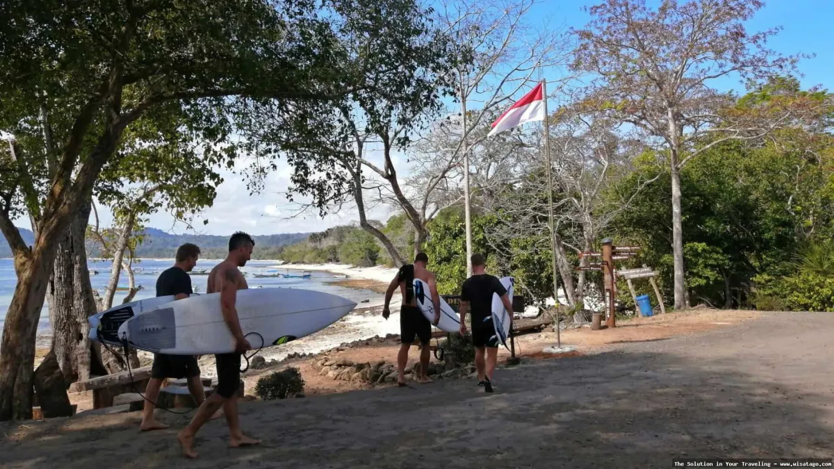 Pantai Plengkung Banyuwangi, ombak menantang