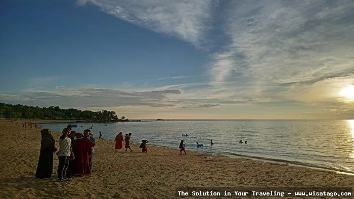 Pantai Pongkar: keindahan pasir putihnya