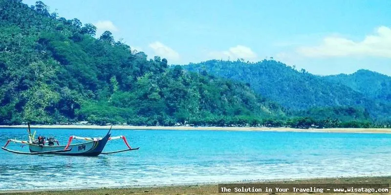 Pantai Puger dengan pasir vulkanik.